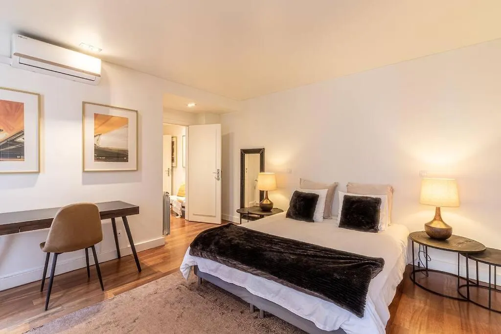 Chiado Deluxe Modern Feel 3 Bedroom Apartment Lisbon